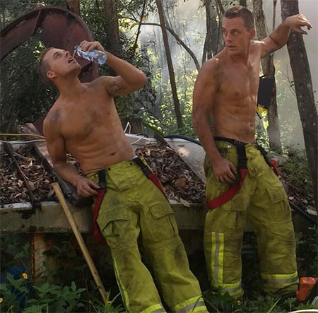 นักดับเพลิงถ่ายปฏิทินการกุศล นักดับเพลิงถ่ายปฏิทินการกุศล