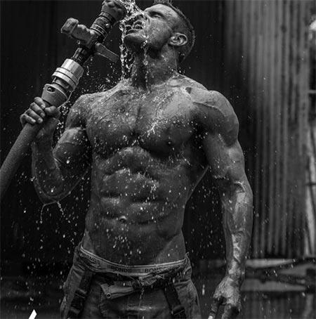 นักดับเพลิงถ่ายปฏิทินการกุศล นักดับเพลิงถ่ายปฏิทินการกุศล