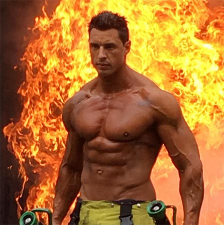 นักดับเพลิงถ่ายปฏิทินการกุศล นักดับเพลิงถ่ายปฏิทินการกุศล