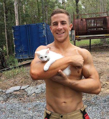 นักดับเพลิงถ่ายปฏิทินการกุศล นักดับเพลิงถ่ายปฏิทินการกุศล