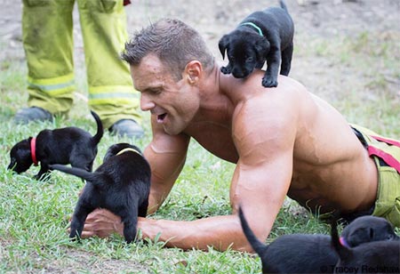 นักดับเพลิงถ่ายปฏิทินการกุศล นักดับเพลิงถ่ายปฏิทินการกุศล