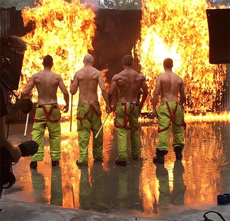 นักดับเพลิงถ่ายปฏิทินการกุศล นักดับเพลิงถ่ายปฏิทินการกุศล