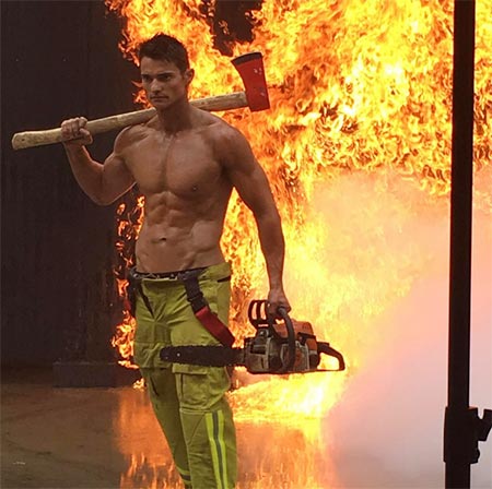 นักดับเพลิงถ่ายปฏิทินการกุศล นักดับเพลิงถ่ายปฏิทินการกุศล