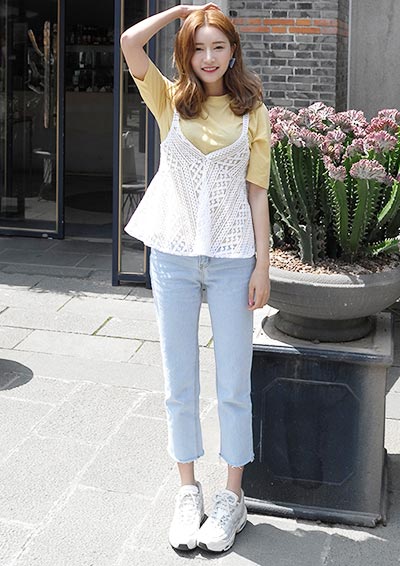 แฟชั่นสายเดี่ยวทับเสื้อยืด แฟชั่นสายเดี่ยวทับเสื้อยืด