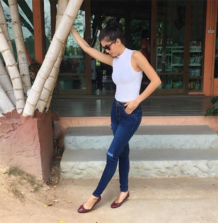 แฟชั่นเสื้อขาว กางเกงยีนส์ แฟชั่นเสื้อขาว กางเกงยีนส์