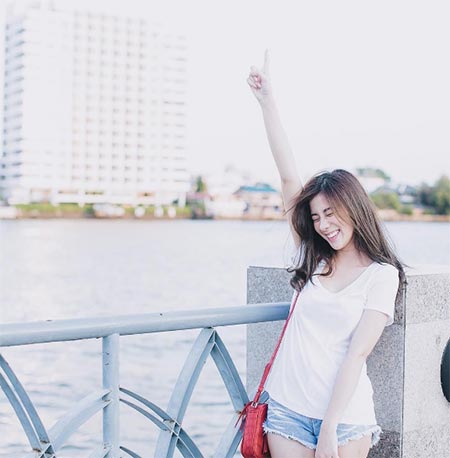 แฟชั่นเสื้อขาว กางเกงยีนส์ แฟชั่นเสื้อขาว กางเกงยีนส์