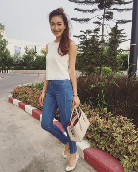 แฟชั่นเสื้อขาว กางเกงยีนส์ แฟชั่นเสื้อขาว กางเกงยีนส์