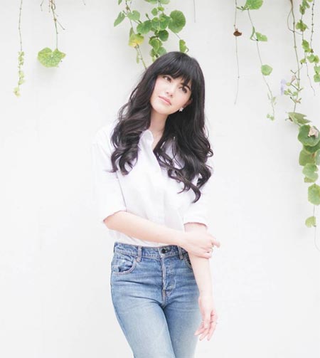 แฟชั่นเสื้อขาว กางเกงยีนส์ แฟชั่นเสื้อขาว กางเกงยีนส์