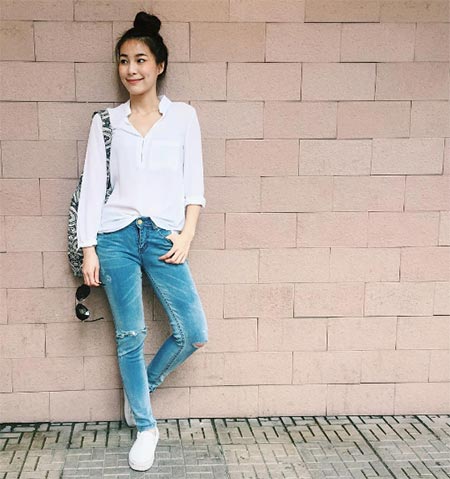 แฟชั่นเสื้อขาว กางเกงยีนส์ แฟชั่นเสื้อขาว กางเกงยีนส์