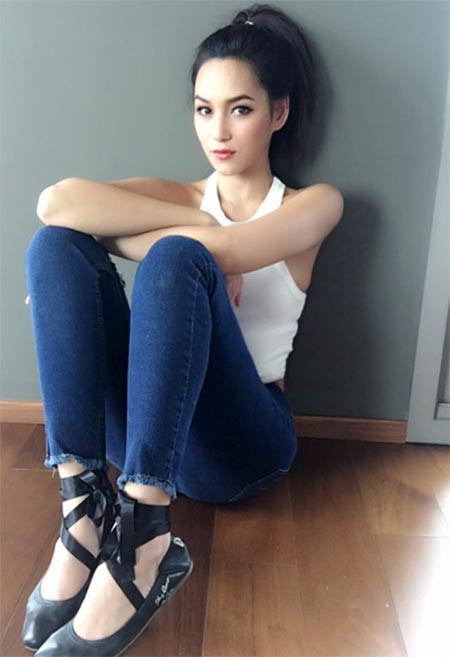 แฟชั่นเสื้อขาว กางเกงยีนส์ แฟชั่นเสื้อขาว กางเกงยีนส์