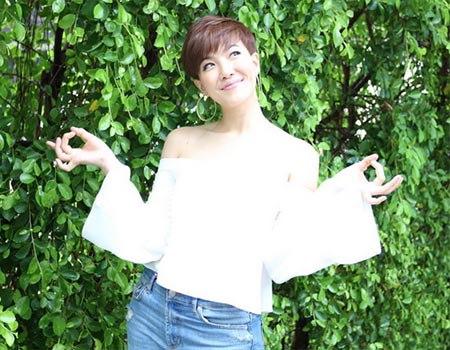 แฟชั่นเสื้อขาว กางเกงยีนส์ แฟชั่นเสื้อขาว กางเกงยีนส์