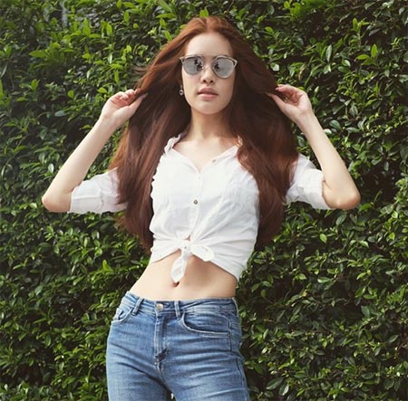 แฟชั่นเสื้อขาว กางเกงยีนส์ แฟชั่นเสื้อขาว กางเกงยีนส์