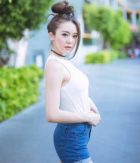 แฟชั่นเสื้อขาว กางเกงยีนส์ แฟชั่นเสื้อขาว กางเกงยีนส์