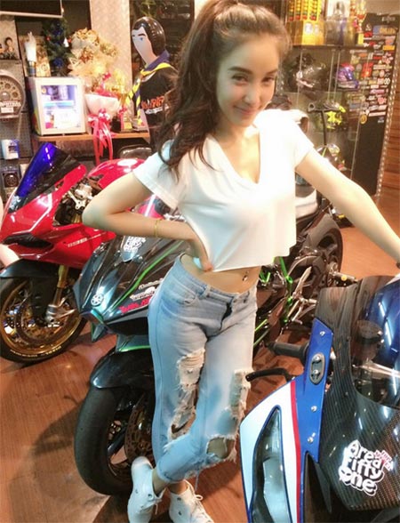 แฟชั่นเสื้อขาว กางเกงยีนส์ แฟชั่นเสื้อขาว กางเกงยีนส์