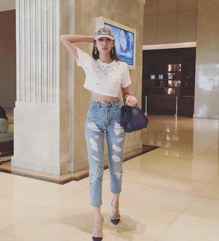 แฟชั่นเสื้อขาว กางเกงยีนส์ แฟชั่นเสื้อขาว กางเกงยีนส์