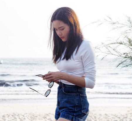 แฟชั่นเสื้อขาว กางเกงยีนส์ แฟชั่นเสื้อขาว กางเกงยีนส์