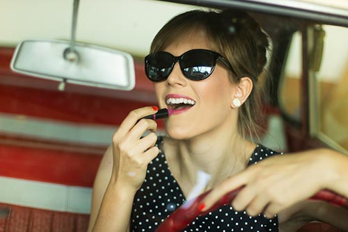 เครื่องสําอางที่ควรมีติดกระเป๋า เครื่องสําอางที่ควรมีติดกระเป๋า