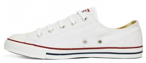 รองเท้าผ้าใบสีขาว รองเท้าผ้าใบสีขาว