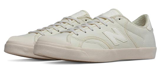 รองเท้าผ้าใบสีขาว รองเท้าผ้าใบสีขาว