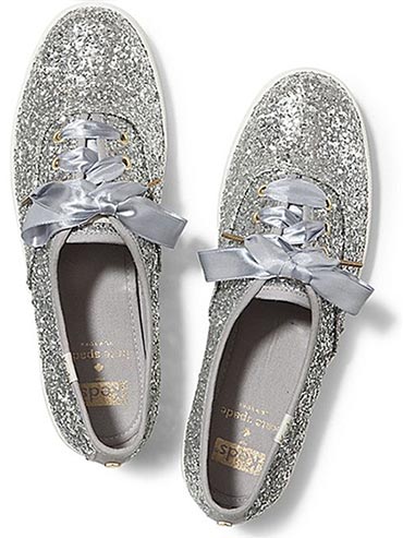 รองเท้าผ้าใบสีเงิน รองเท้าผ้าใบสีเงิน