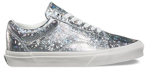 รองเท้าผ้าใบสีเงิน รองเท้าผ้าใบสีเงิน