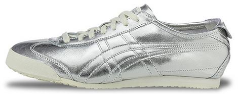 รองเท้าผ้าใบสีเงิน รองเท้าผ้าใบสีเงิน