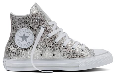 รองเท้าผ้าใบสีเงิน รองเท้าผ้าใบสีเงิน