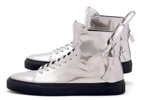 รองเท้าผ้าใบสีเงิน รองเท้าผ้าใบสีเงิน