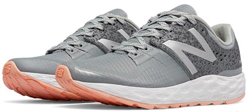 รองเท้าผ้าใบสีเงิน รองเท้าผ้าใบสีเงิน