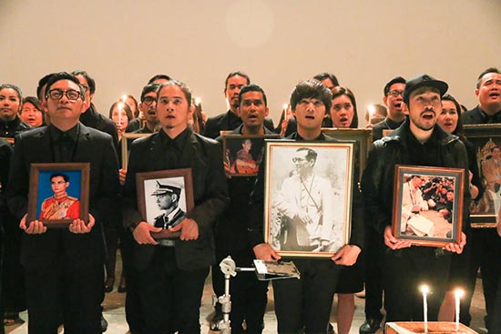 เสด็จประทับอยู่ เสด็จประทับอยู่