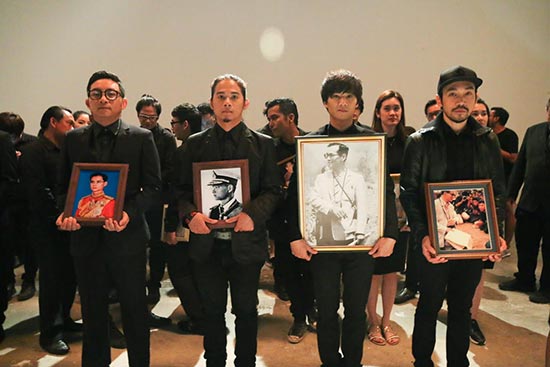 เสด็จประทับอยู่ เสด็จประทับอยู่