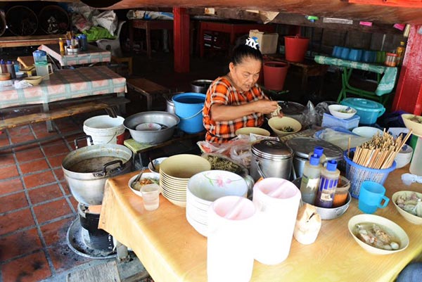 ก๋วยเตี๋ยวไก่ใต้โรงงิ้ว ก๋วยเตี๋ยวไก่ใต้โรงงิ้ว