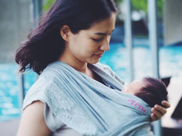 แอฟ ทักษอร จูงมือ น้องปีใหม่ ไปเยี่ยม น้องพิพิม ลูกแม่ต่าย น่ารักมาก แอฟ ทักษอร จูงมือ น้องปีใหม่ ไปเยี่ยม น้องพิพิม ลูกแม่ต่าย น่ารักมาก