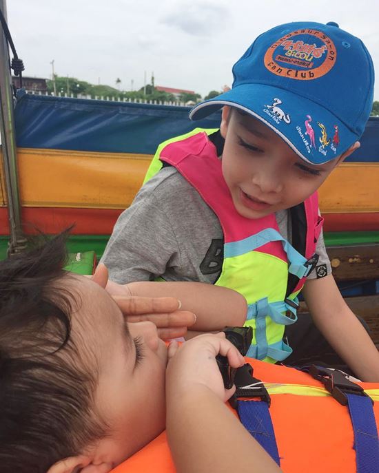 ฮิวโก้ ฮาน่า และลูก ๆ ล่องเรือเที่ยว ฮิวโก้ ฮาน่า และลูก ๆ ล่องเรือเที่ยว