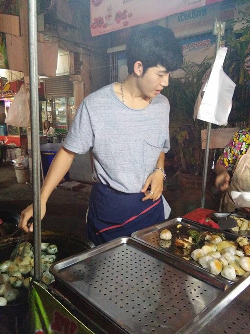 พ่อค้ากุยช่ายหล่อ พ่อค้ากุยช่ายหล่อ