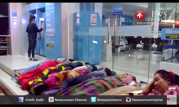 ศึกผู้ค้าลอตเตอรี่ดุเดือด อยากได้คิวต้องนอนเฝ้าหน้าตู้ ศึกผู้ค้าลอตเตอรี่ดุเดือด อยากได้คิวต้องนอนเฝ้าหน้าตู้