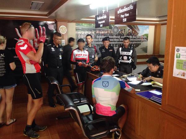 แก๊งฝรั่งเกรียนจักรยาน ซิ่งย้อนศรขึ้นดอยสุเทพ ทิ้งขยะเรี่ยราด แก๊งฝรั่งเกรียนจักรยาน ซิ่งย้อนศรขึ้นดอยสุเทพ ทิ้งขยะเรี่ยราด