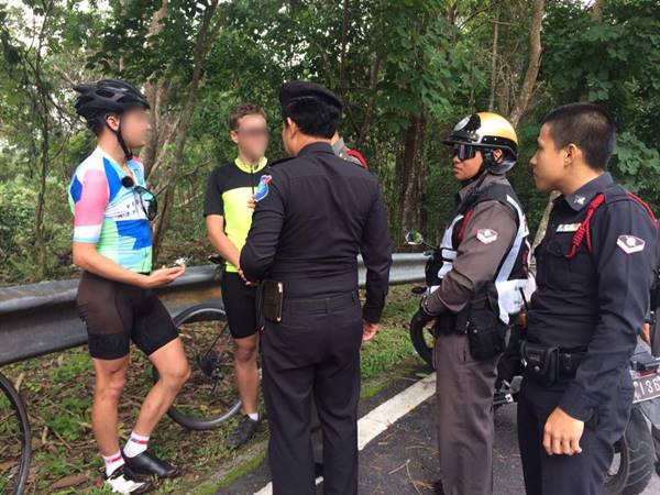 แก๊งฝรั่งเกรียนจักรยาน ซิ่งย้อนศรขึ้นดอยสุเทพ ทิ้งขยะเรี่ยราด แก๊งฝรั่งเกรียนจักรยาน ซิ่งย้อนศรขึ้นดอยสุเทพ ทิ้งขยะเรี่ยราด