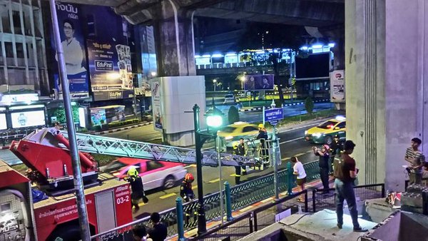 แมวติดค้างอยู่นอกรางรถไฟฟ้า BTS สยามสแควร์ แมวติดค้างอยู่นอกรางรถไฟฟ้า BTS สยามสแควร์