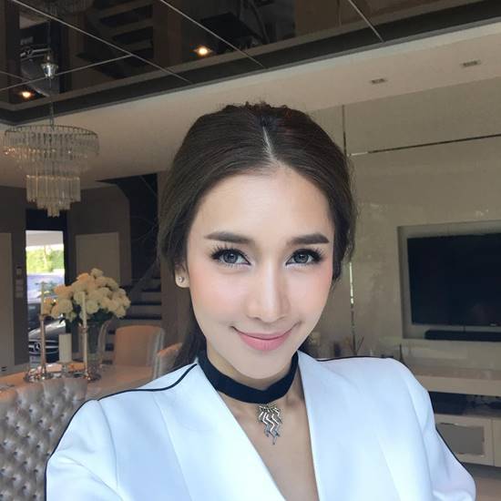 เนย โชติกา ไฮโซอาร์ม เนย โชติกา ไฮโซอาร์ม