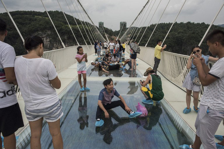 สะพานท้องกระจกสูงที่สุดในโลกเปิดให้พิสูจน์ความระทึกแล้ว ผู้คนแห่เดินข้ามคับคั่ง สะพานท้องกระจกสูงที่สุดในโลกเปิดให้พิสูจน์ความระทึกแล้ว ผู้คนแห่เดินข้ามคับคั่ง