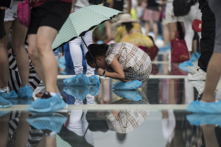 สะพานท้องกระจกสูงที่สุดในโลกเปิดให้พิสูจน์ความระทึกแล้ว ผู้คนแห่เดินข้ามคับคั่ง สะพานท้องกระจกสูงที่สุดในโลกเปิดให้พิสูจน์ความระทึกแล้ว ผู้คนแห่เดินข้ามคับคั่ง