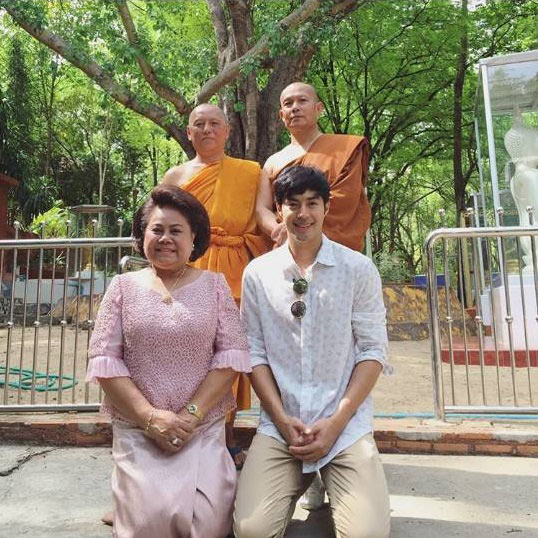 ท็อป จรณ นำทีมครอบครัว ทำบุญวันเกิดอายุ 28 ปี เพื่อนดาราโพสต์อวยพร ท็อป จรณ นำทีมครอบครัว ทำบุญวันเกิดอายุ 28 ปี เพื่อนดาราโพสต์อวยพร