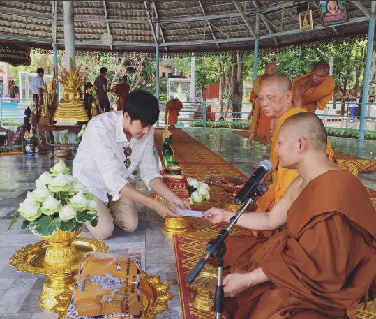 ท็อป จรณ นำทีมครอบครัว ทำบุญวันเกิดอายุ 28 ปี เพื่อนดาราโพสต์อวยพร ท็อป จรณ นำทีมครอบครัว ทำบุญวันเกิดอายุ 28 ปี เพื่อนดาราโพสต์อวยพร