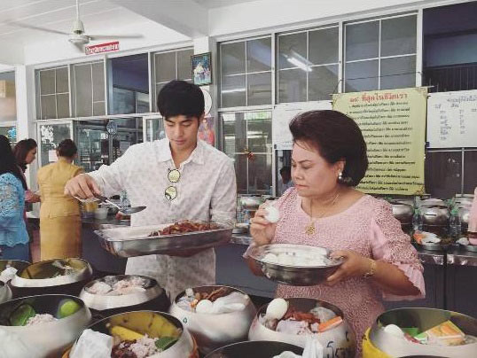 ท็อป จรณ นำทีมครอบครัว ทำบุญวันเกิดอายุ 28 ปี เพื่อนดาราโพสต์อวยพร ท็อป จรณ นำทีมครอบครัว ทำบุญวันเกิดอายุ 28 ปี เพื่อนดาราโพสต์อวยพร