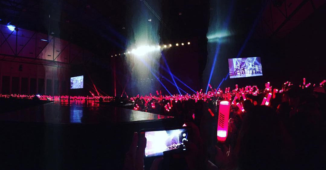 ยกย่อง เชอรีน น้องนิชคุณ นั่งพื้น-ต่อคิวเข้าดูคอนเสิร์ต iKon ไร้อภิสิทธิ์เซเลป ยกย่อง เชอรีน น้องนิชคุณ นั่งพื้น-ต่อคิวเข้าดูคอนเสิร์ต iKon ไร้อภิสิทธิ์เซเลป