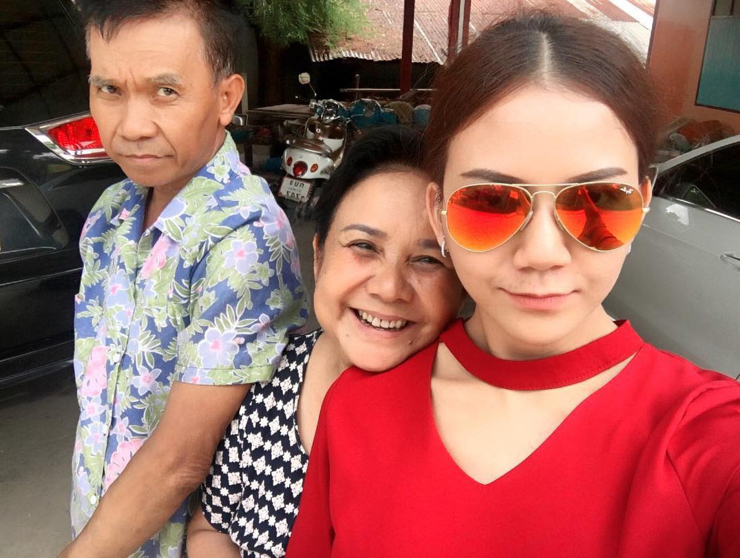 จ๊ะ อาร์สยาม ทำเซอร์ไพรส์พ่อแม่ ให้ของขวัญเป็นแหวนเพชรเม็ดโต จ๊ะ อาร์สยาม ทำเซอร์ไพรส์พ่อแม่ ให้ของขวัญเป็นแหวนเพชรเม็ดโต