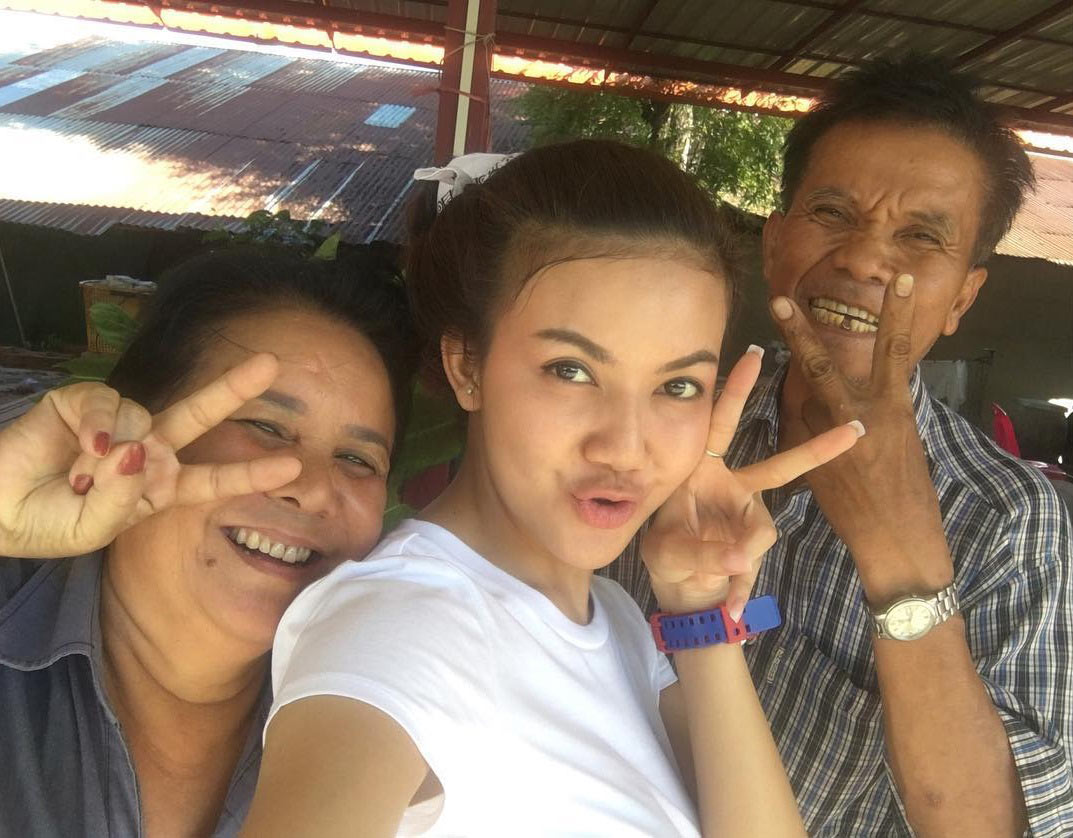 จ๊ะ อาร์สยาม ทำเซอร์ไพรส์พ่อแม่ ให้ของขวัญเป็นแหวนเพชรเม็ดโต จ๊ะ อาร์สยาม ทำเซอร์ไพรส์พ่อแม่ ให้ของขวัญเป็นแหวนเพชรเม็ดโต