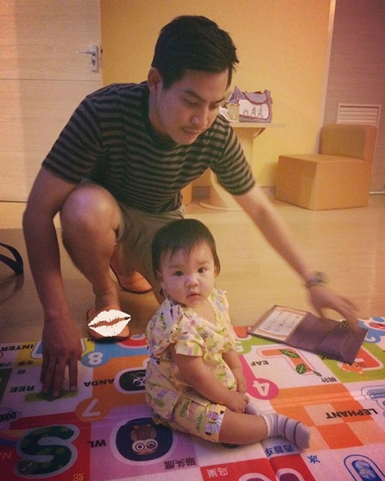 คลิปอบอุ่นหัวใจ ปอ ทฤษฎี คุยเล่นกับลูกสาวตัวน้อย น้องมะลิ คลิปอบอุ่นหัวใจ ปอ ทฤษฎี คุยเล่นกับลูกสาวตัวน้อย น้องมะลิ