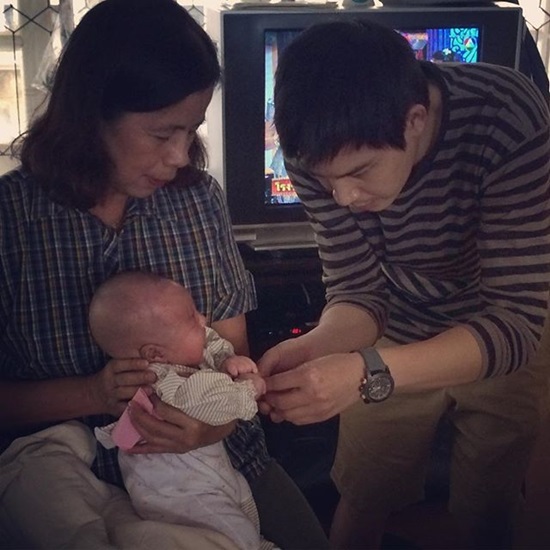 คลิปอบอุ่นหัวใจ ปอ ทฤษฎี คุยเล่นกับลูกสาวตัวน้อย น้องมะลิ คลิปอบอุ่นหัวใจ ปอ ทฤษฎี คุยเล่นกับลูกสาวตัวน้อย น้องมะลิ